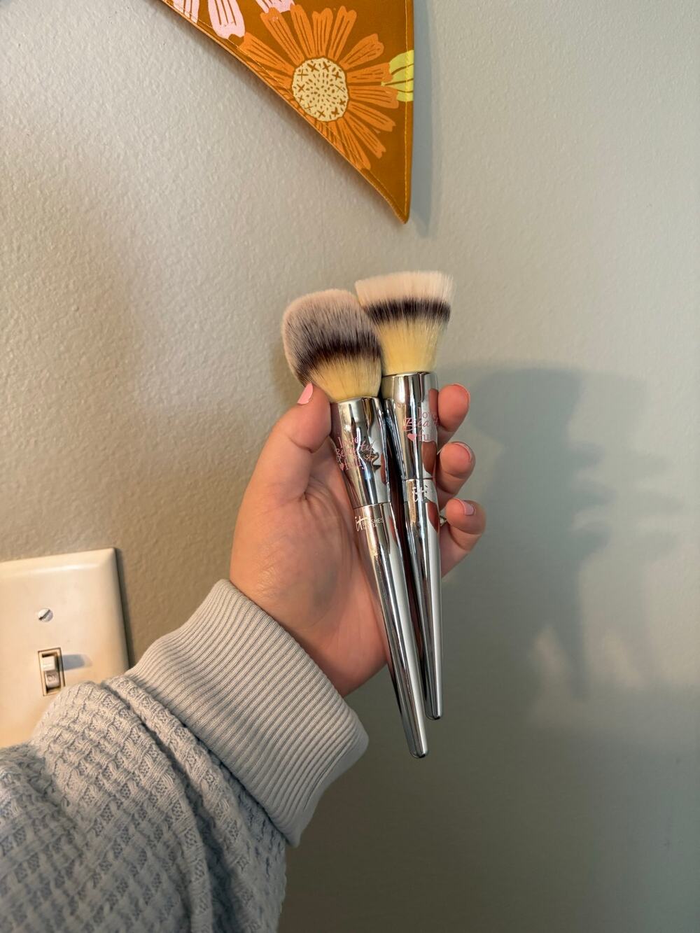 It cosmetic brushes (set of two)